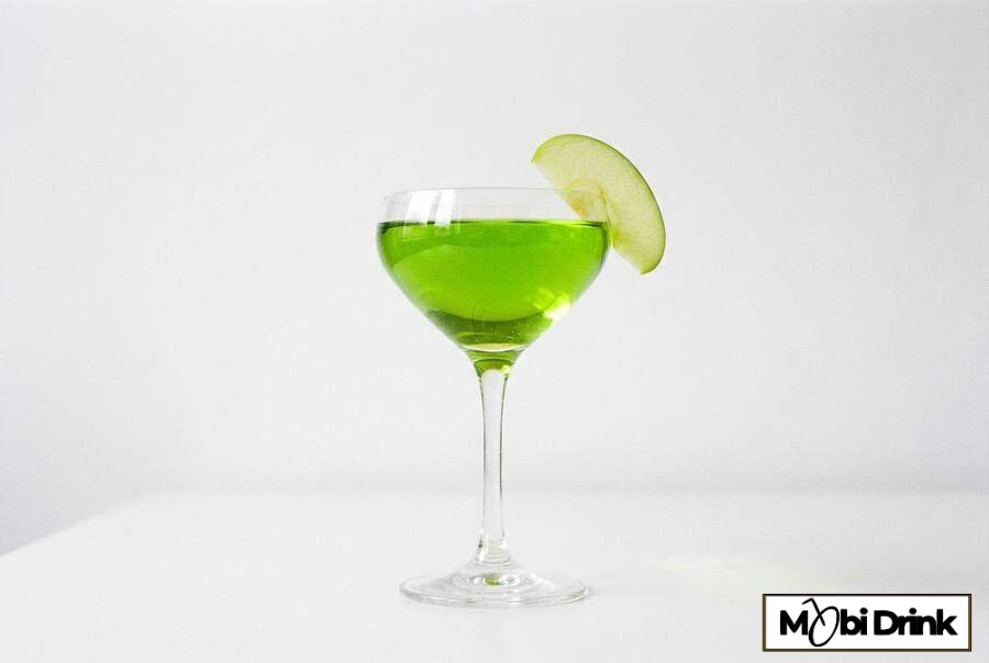 Zielony drink Appletini z jabłkiem