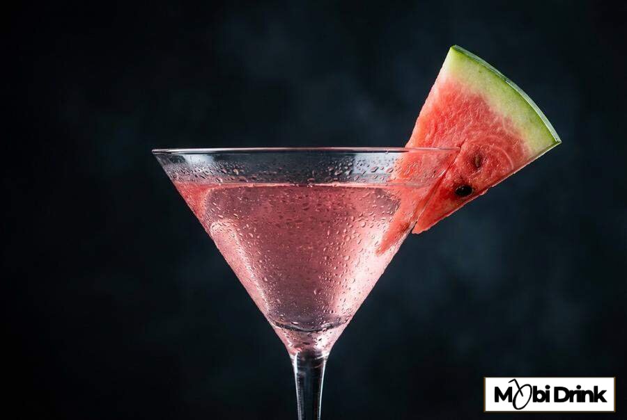 Różowe arbuzowe martini w eleganckim kieliszku koktajlowym