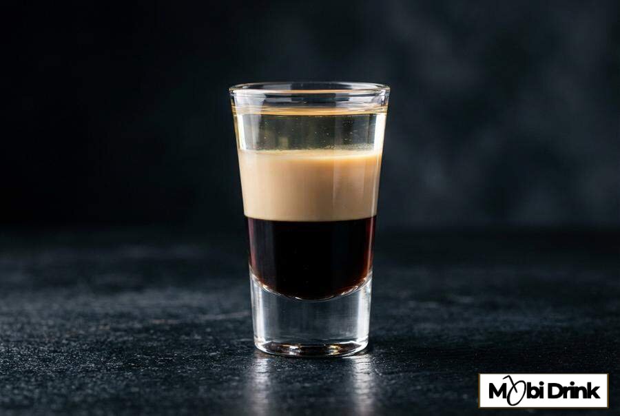 Trójwarstwowy shot B-52 z likierem kawowym