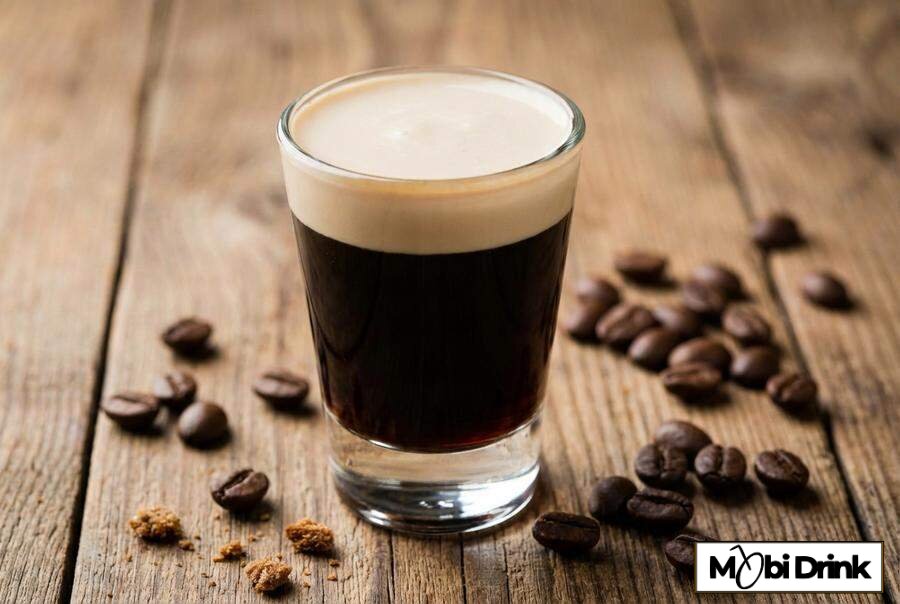 Shot Baby Guinness wyglądający jak małe piwo