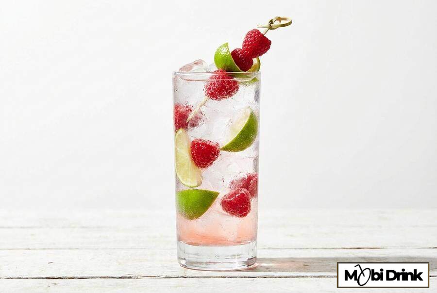 Prosty drink Bacardi Razz ze Spritem i świeżymi malinami