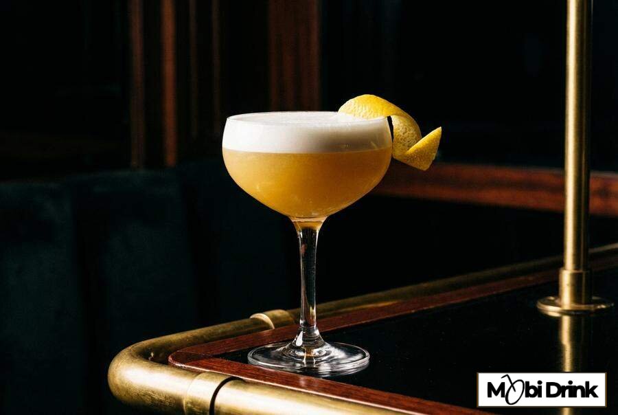 Elegancki koktajl Becherovka Sour z pianką w kieliszku