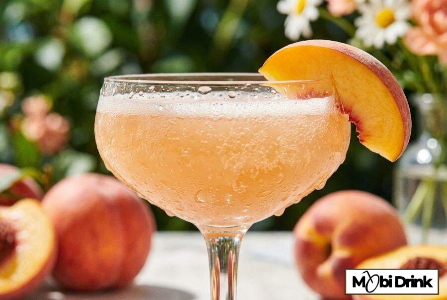 Włoski drink Bellini z musem brzoskwiniowym