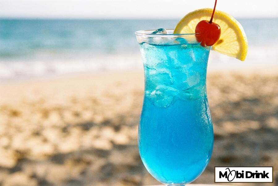 Niebieski drink bezalkoholowy Blue Lagoon z cytryną