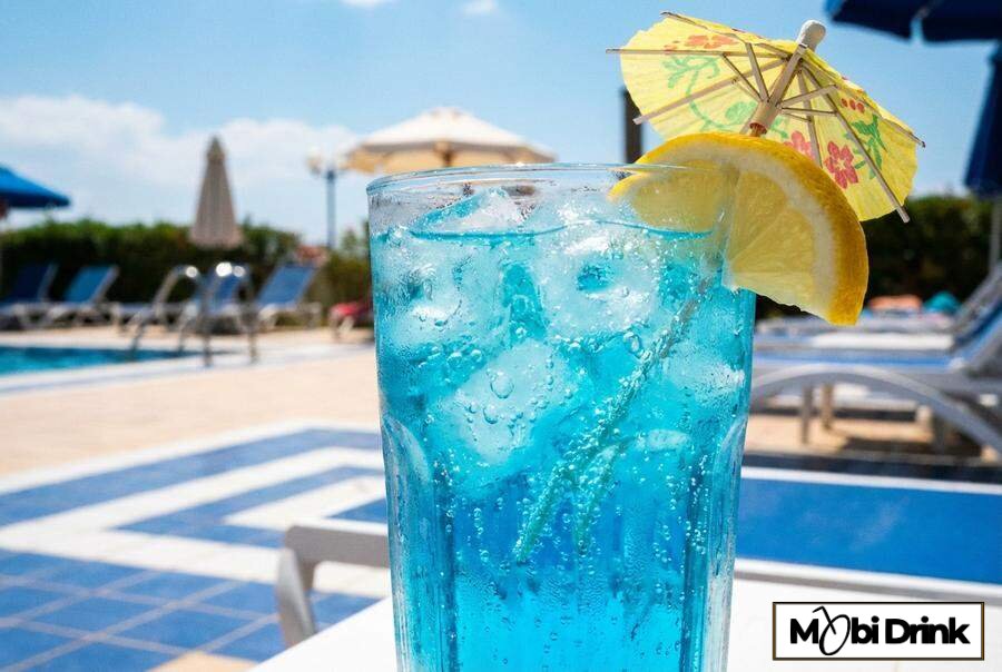 Niebieski drink bezalkoholowy blue lagoon z cytryną