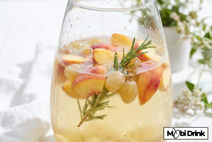 Biała sangria z kawałkami brzoskwiń