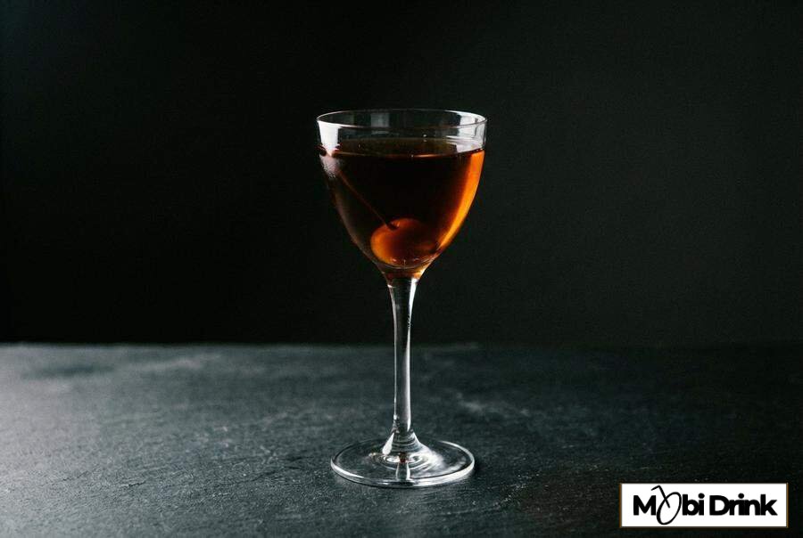 Black Manhattan z likierem ziołowym