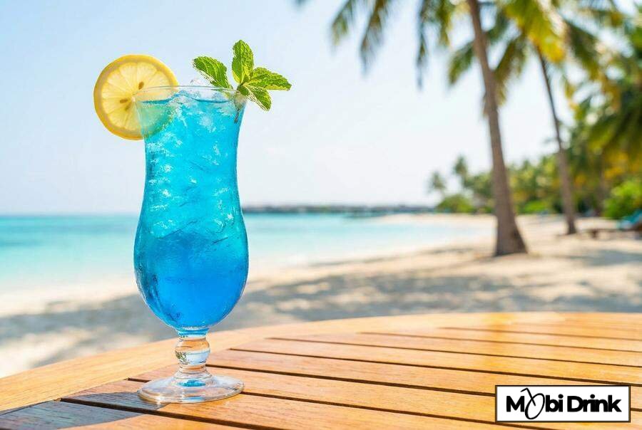 Niebieski drink bezalkoholowy z cytryną i lodem