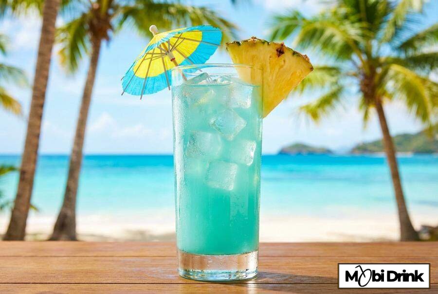 Niebieski drink Blue Hawaii z parasolką