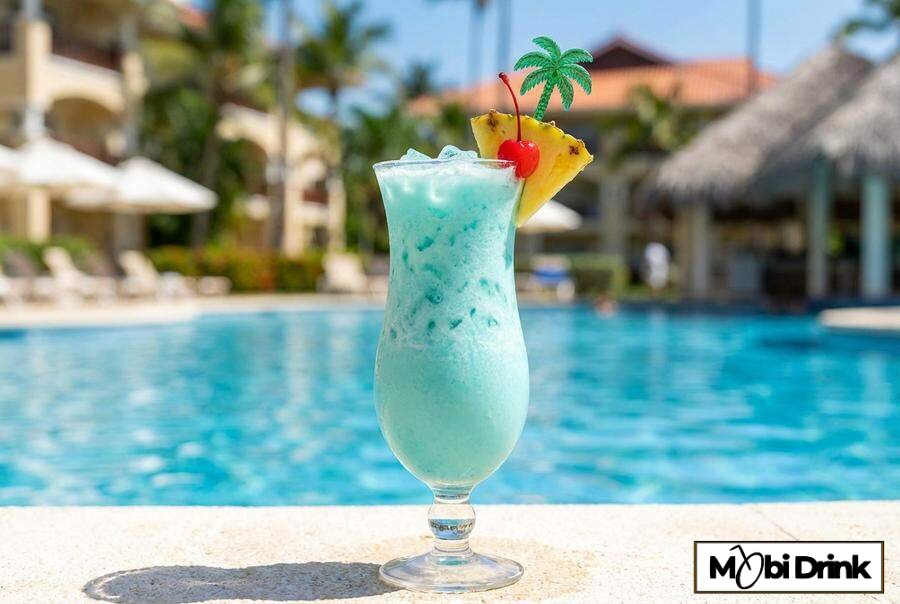 Niebieski drink Blue Hawaiian z parasolką