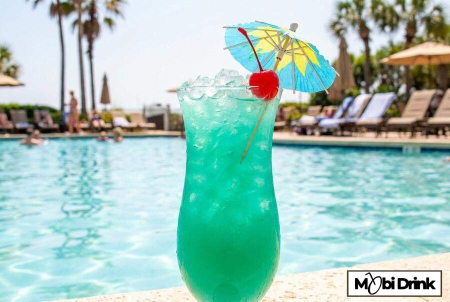 Niebieski drink Blue Hawaiian z Malibu