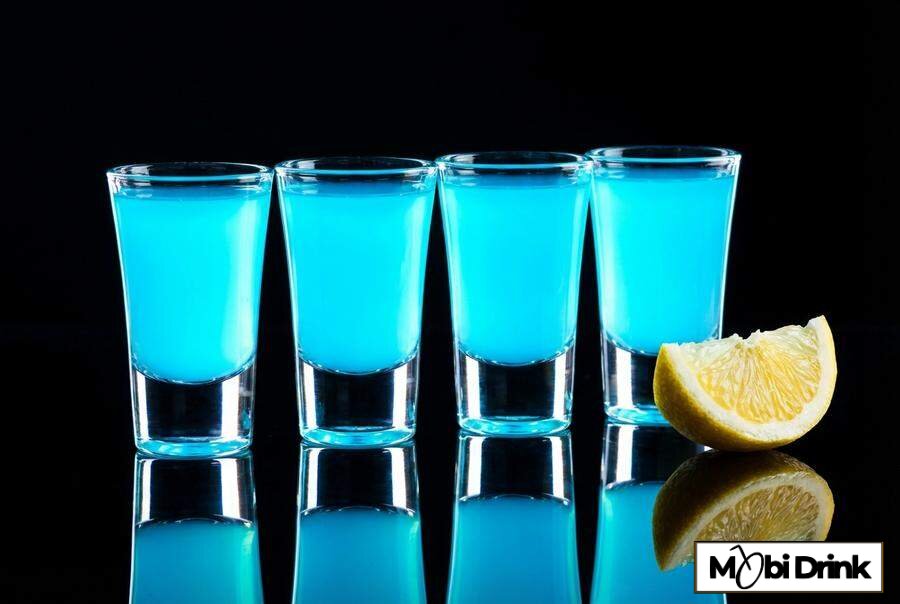 Niebieskie shoty kamikaze ze spirytusem