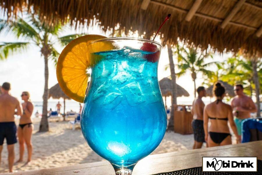 Niebieski drink Blue Lagoon z pomarańczą