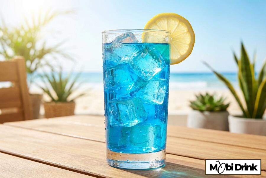 Niebieski drink Blue Lagoon z cytryną