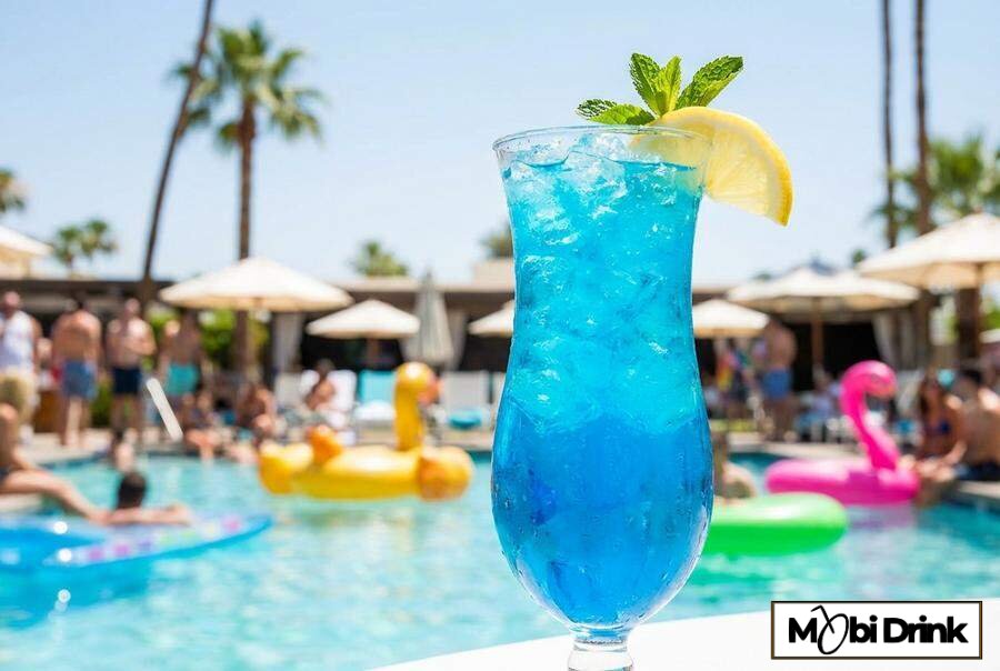 Niebieski drink Blue Lagoon z lodem