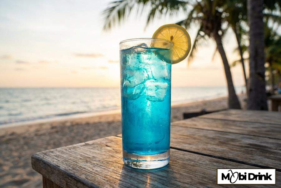 Niebieski drink z cytryną i lodem
