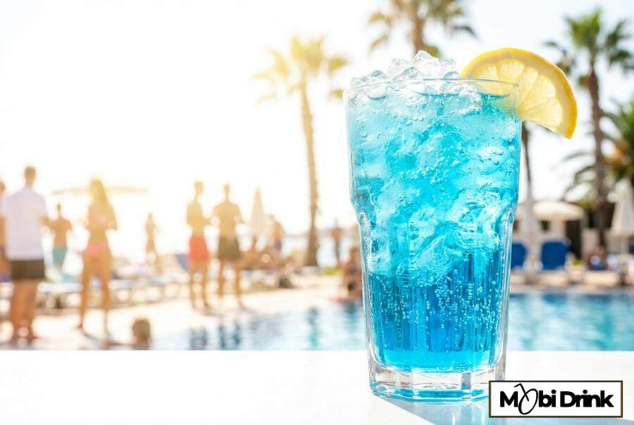 Niebieski drink Blue Lagoon z cytryną