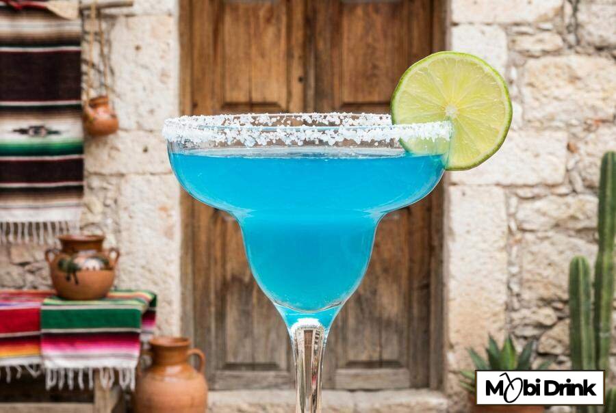 Niebieska Margarita z solą na krawędzi