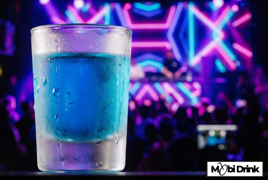 Niebieski shot Blue Tequila z curacao