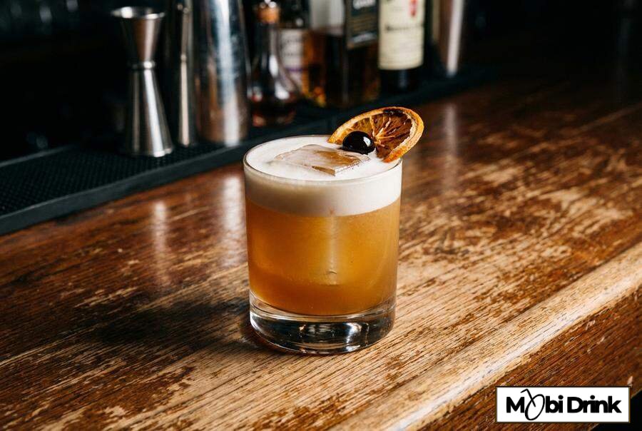 Orzeźwiający Brandy Sour z pianką i wisienką