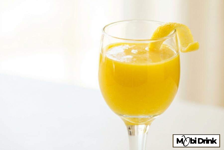Żółty drink Canary Flip z białym winem