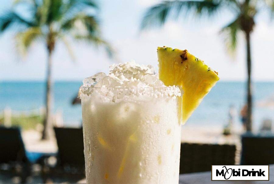 Biały drink coco colada z kokosem
