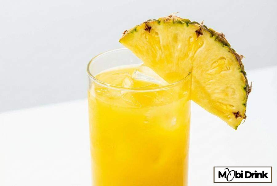 Żółty drink Cocolino z plastrem ananasa