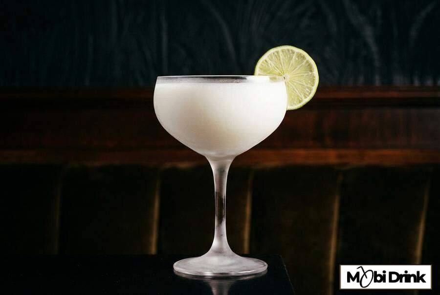 Biały drink Coconut Daiquiri w kieliszku