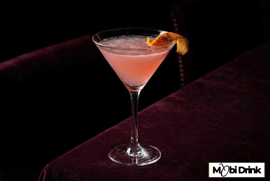 Różowy drink Cosmopolitan w kieliszku martini