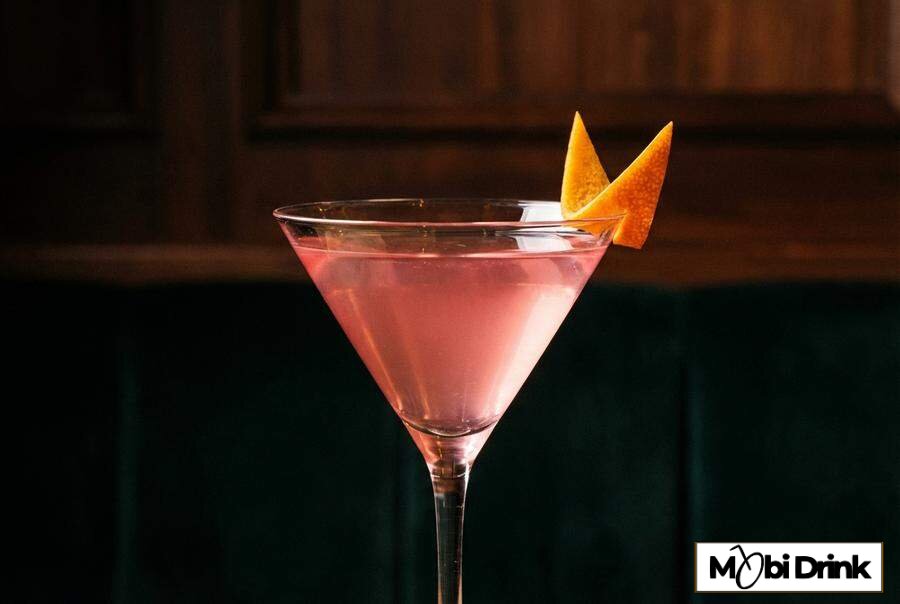 Różowy cosmopolitan w kieliszku do martini