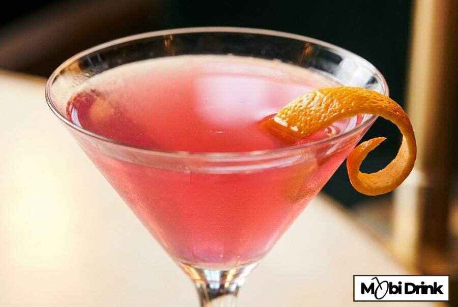 Różowy drink Cosmopolitan w kieliszku martini