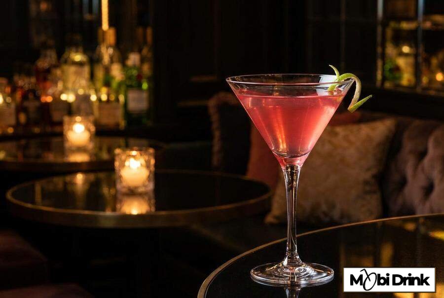 Różowy cosmopolitan w kieliszku do martini