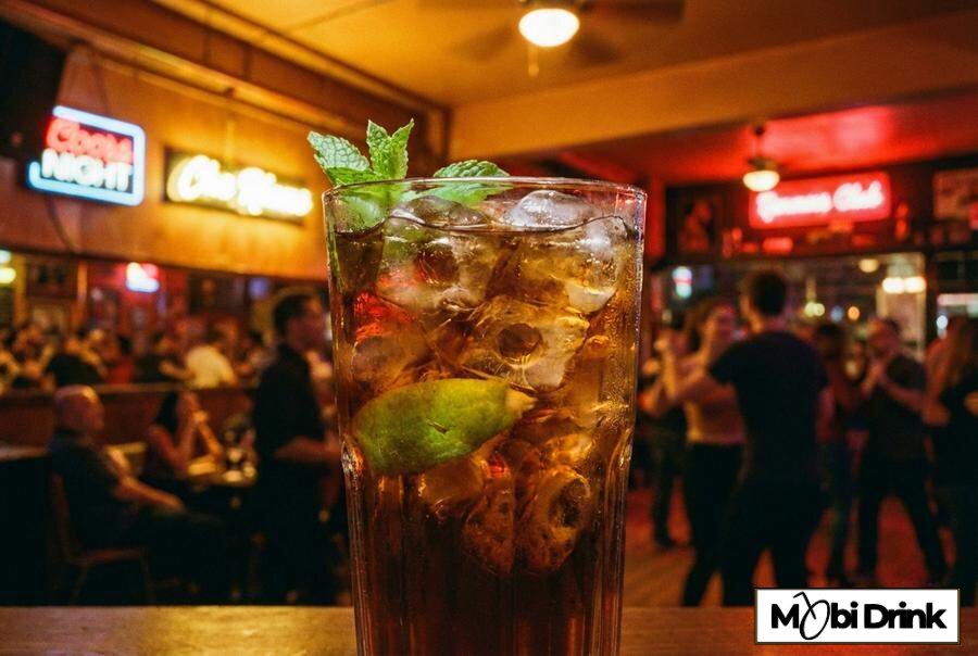 Drink Cuba Libre z rumem i colą