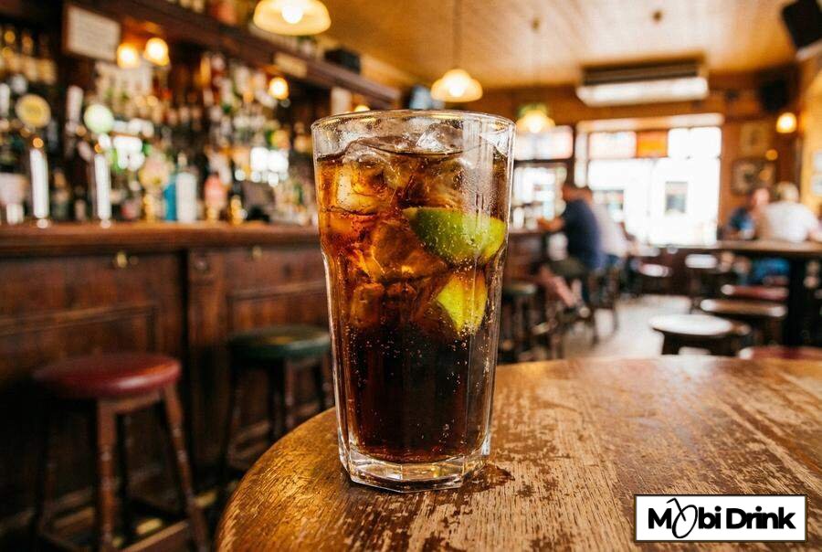 Drink Cuba Libre z limonką i lodem