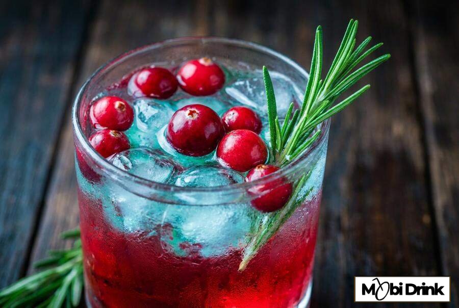 Czerwony drink z cytrynówką i sokiem żurawinowym
