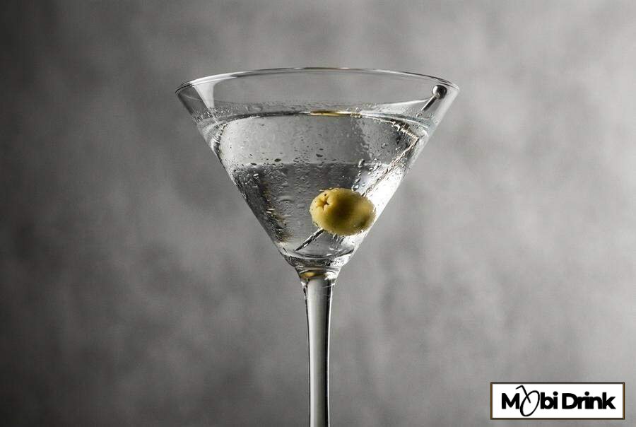 Klasyczne Dry Martini z oliwką w kieliszku