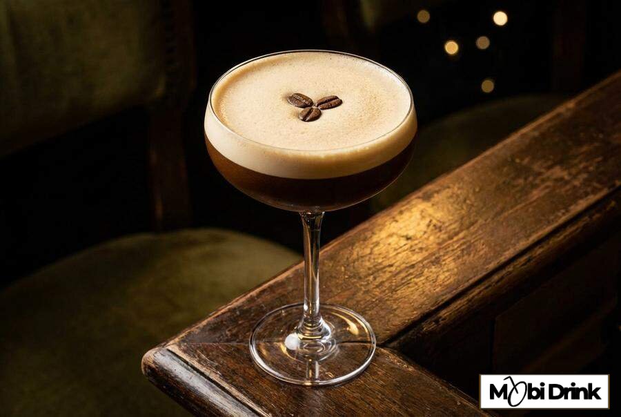 Espresso Martini z pianką i ziarnami kawy