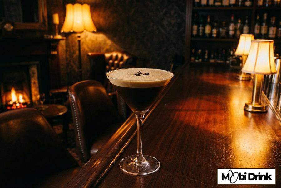 Espresso Martini z likierem kawowym w kieliszku