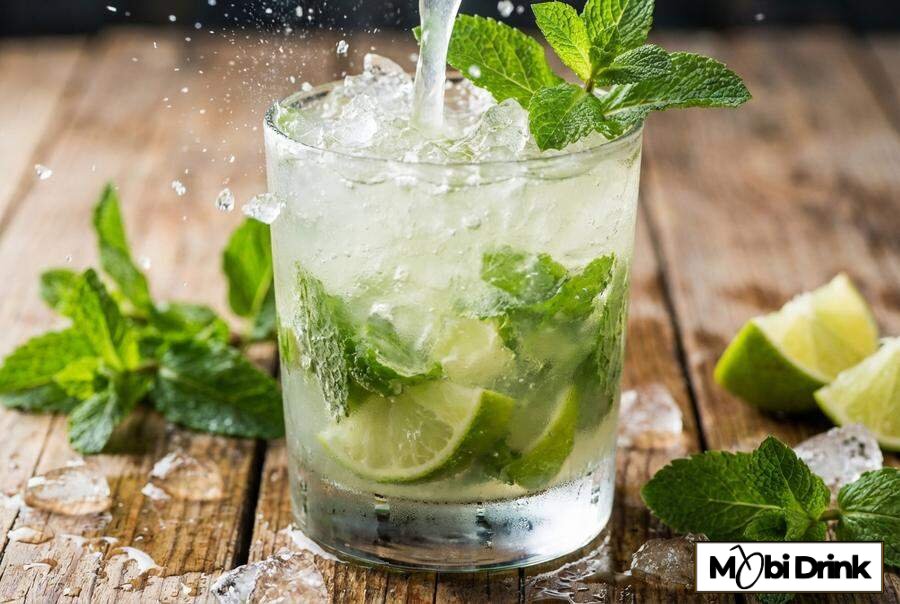 Drink z kruszonym lodem i miętą