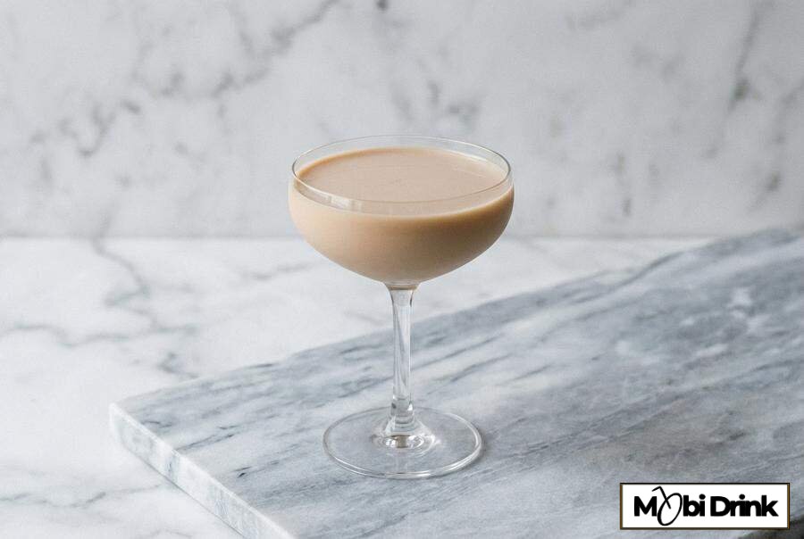 Gładki koktajl Flat White Martini w kieliszku coupe