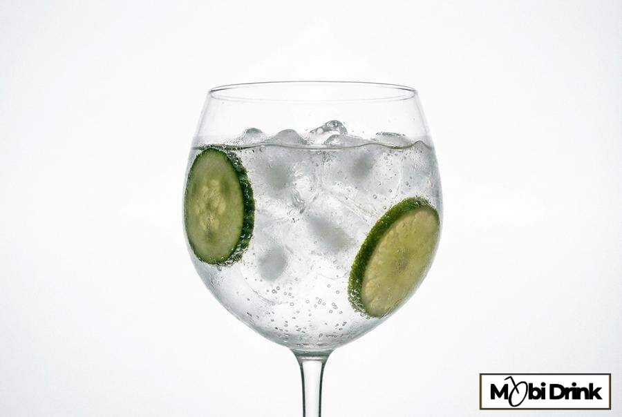Gin z tonikiem i limonką w kieliszku