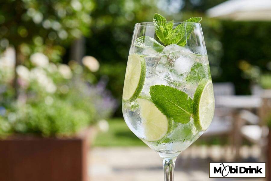 Orzeźwiający drink Hugo z miętą i limonką