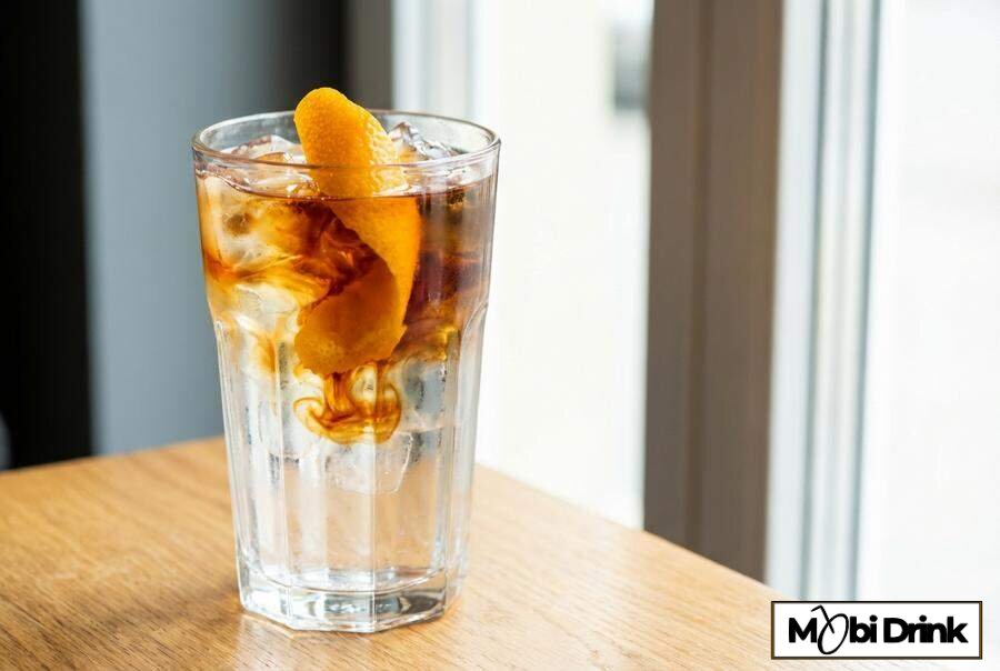 Orzeźwiający Jäger Tonic z lodem i pomarańczą