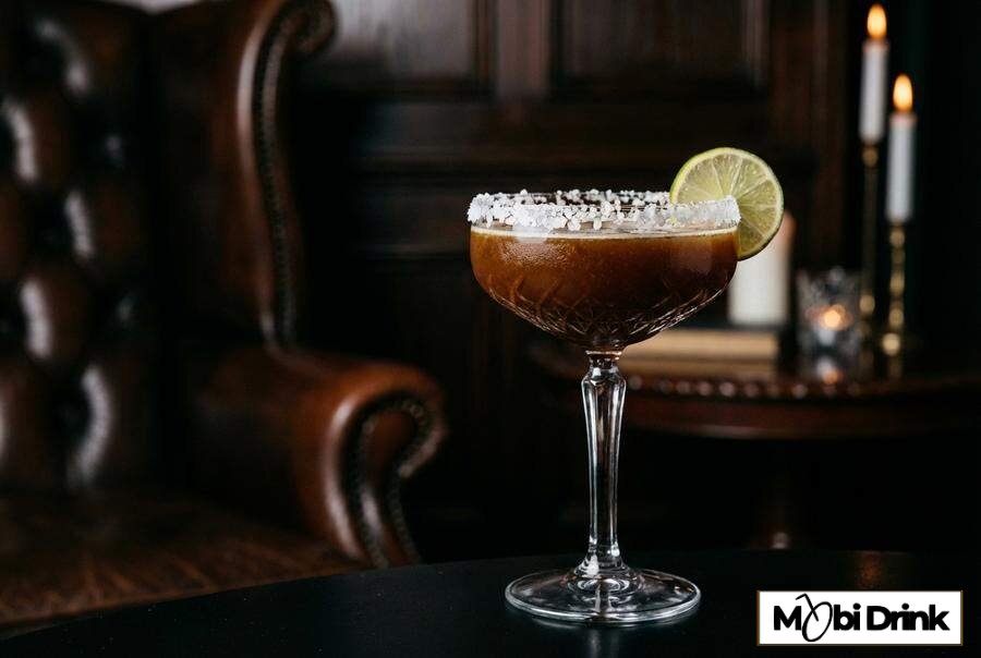 Elegancki koktajl Jägerita w kieliszku z solą