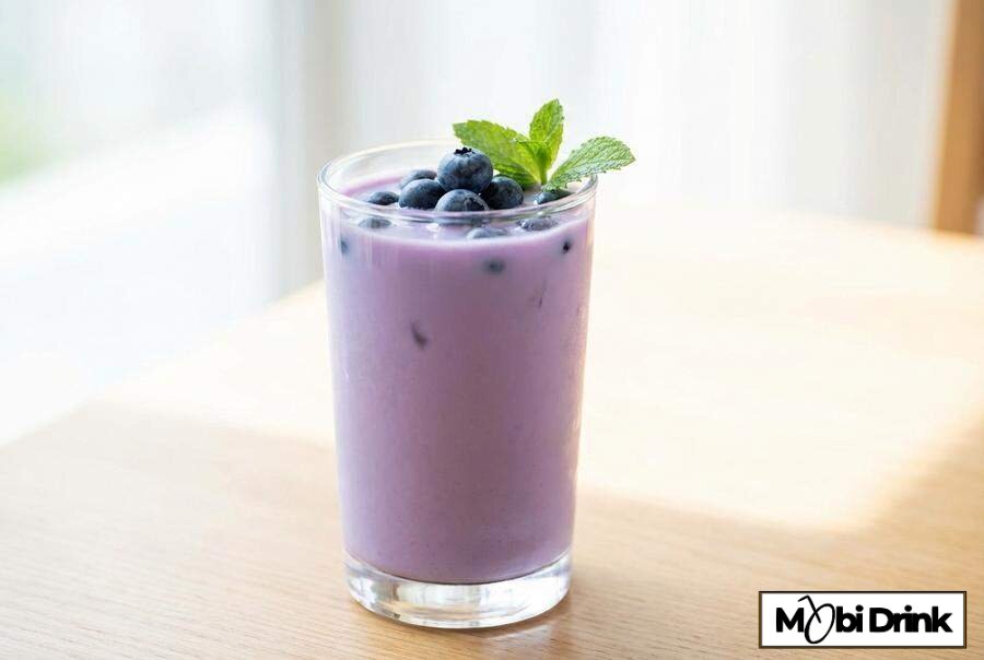 Fioletowy drink Jagodzianka z Malibu i jagodami