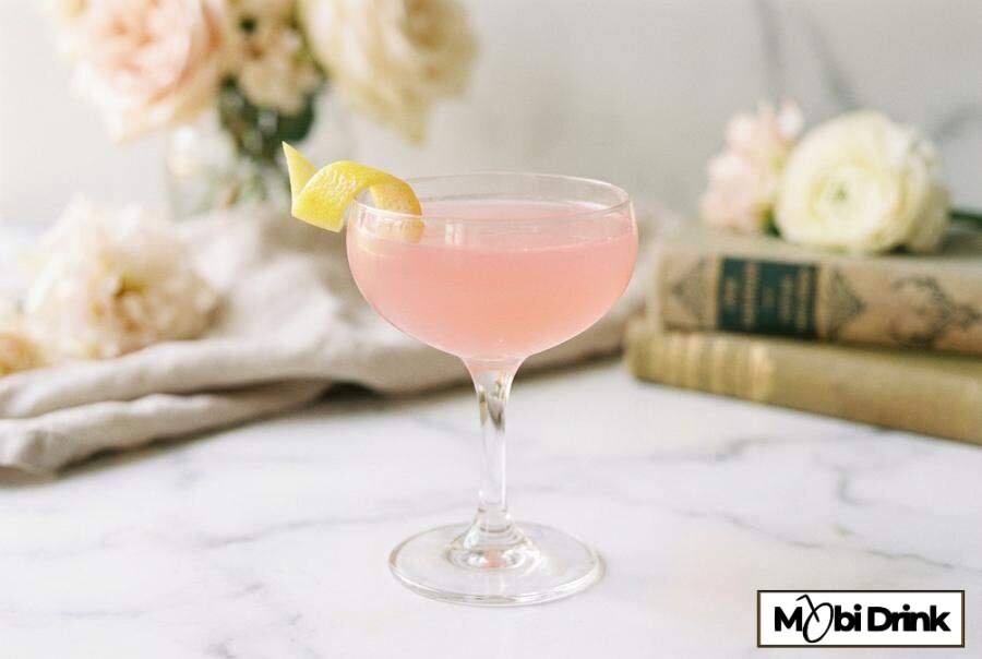 Różowy drink Jasmine w kieliszku coupe