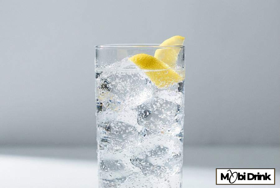 Klasyczny Highball z bourbonem jabłkowym i wodą gazowaną