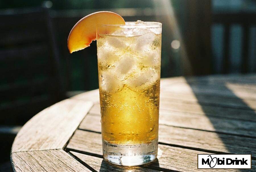 Orzeźwiający highball z bourbonem brzoskwiniowym i wodą sodową