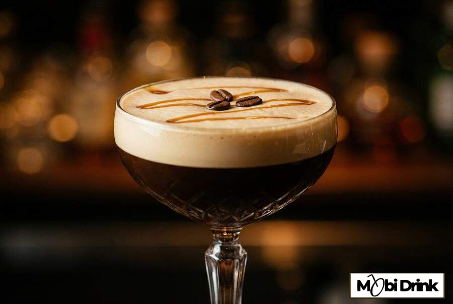 Drink Karmelowe Espresso Martini z pianką i kawą