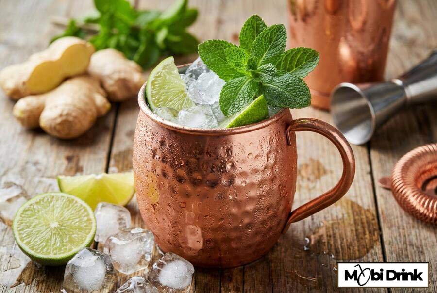 Drink Kentucky Mule w miedzianym kubku z limonką.